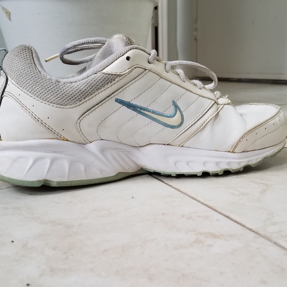 White Nike Womens Shoe Size 10